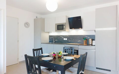 Alp'In: Mobilia, Cucina, Interior Design, Elettrodomestico Da Cucina, Controsoffitto, Pavimentazione, Apparecchio Major, Legna, Soffitto, Pavimento