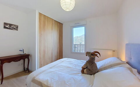 Alp'In: Letto, Camera Da Letto, Bedding, Mobilia, Interior Design, Parete, Lenzuolo, Legna, Pavimentazione, Pavimento