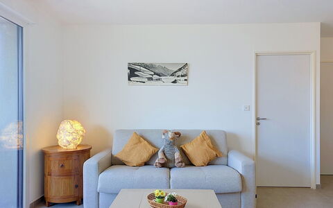 Alp'In: Mobilia, Interior Design, Divano, Parete, Pavimentazione, Pavimento, Camera, Legna, Soffitto, Soggiorno