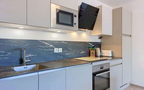 Alp'In: Controsoffitto, Apparecchio Major, Cucina, Elettrodomestico Da Cucina, Pavimentazione, Cabinetry, Elettrodomestico, Piastrella