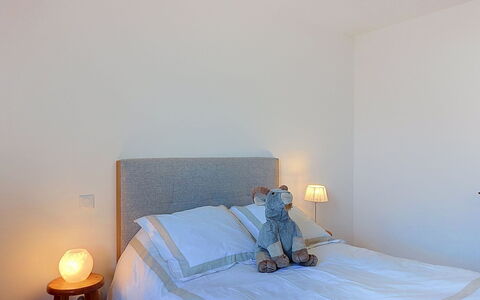 Alp'In: Letto, Mobilia, Bedding, Camera Da Letto, Lenzuolo, Interior Design, Parete, Biancheria, Pavimento, Legna