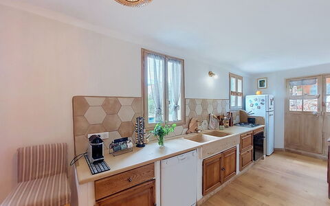 Maison de Village Manolsi: Cucina, Controsoffitto, Cabinetry, Interior Design, Mobilia, Pavimentazione, Legna, Elettrodomestico Da Cucina, Pavimento, Apparecchio Major