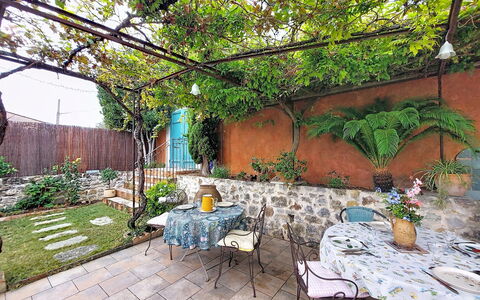 Maison de Village Manolsi: Mobilia, Vaso Di Fiori, Flagstone, Giardino, Sedia, Mobili Da Esterno, Shade, Backyard, Pianta Della Casa