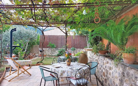 Maison de Village Manolsi: Mobilia, Vaso Di Fiori, Mobili Da Esterno, Tavolo, Giardino, Sedia, Flagstone, Tavolo Esterno, Shade