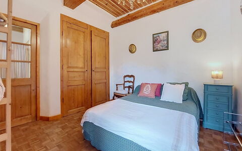 Maison de Village Manolsi: Letto, Mobilia, Camera Da Letto, Interior Design, Bedding, Lenzuolo, Legna, Camera, Pavimento, Soffitto