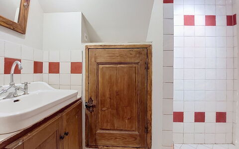 Maison de Village Manolsi: Parete, Pavimentazione, Idraulico Fixture, Legna, Pavimento, Interior Design, Rubinetto, Idraulico, Bagno, Lavandino Del Bagno