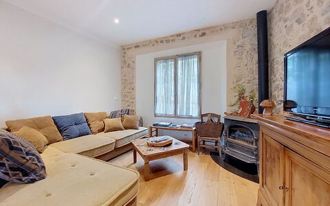 Maison de Village Manolsi: Mobilia, Interior Design, Pavimentazione, Parete, Divano, Pavimento, Legna, Soffitto, Camera, Soggiorno