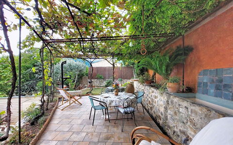 Maison de Village Manolsi: Mobilia, Mobili Da Esterno, Vaso Di Fiori, Flagstone, Sedia, Giardino, Shade, Tavolo Esterno, Pianta Della Casa