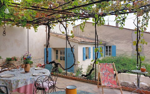 Maison de Village Manolsi: Mobilia, Vaso Di Fiori, Sedia, Tavolo, Mobili Da Esterno, Pianta Della Casa, Tavolo Esterno, Shade, Giardino