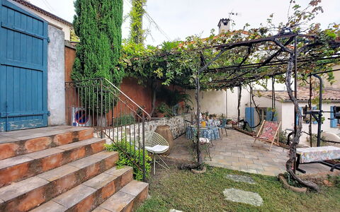 Maison de Village Manolsi: Ferro, Vaso Di Fiori, Giardino, Backyard, Shade, Pianta Della Casa, Cortile, Cortile, Balcone, Recinzione
