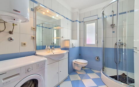 Marina 115: Blu, Bagno, Idraulico Fixture, Interior Design, Pavimentazione, Pavimento, Gabinetto, Lavello, Soffitto, Idraulico