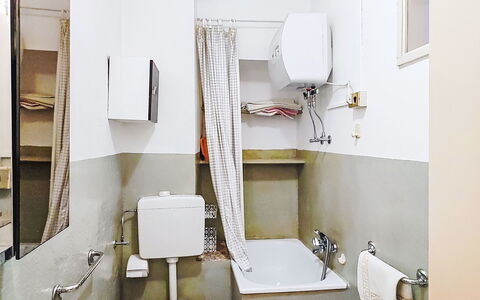 La Collina: Parete, Toilet Seat, Idraulico Fixture, Pavimento, Pavimentazione, Gabinetto, Interior Design, Idraulico, Camera, Bagno