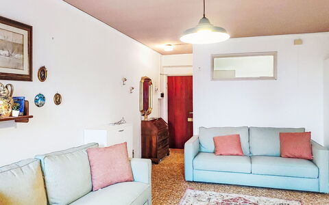 La Collina: Mobilia, Interior Design, Divano, Parete, Pavimentazione, Pavimento, Camera, Soggiorno, Soffitto, Appartamento