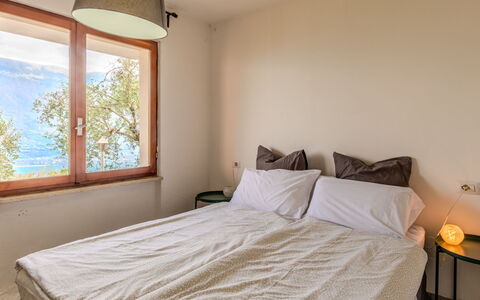Casa Panoramica: Letto, Camera Da Letto, Parete, Interior Design, Lenzuolo, Bedding, Legna, Mobilia, Pavimento, Camera