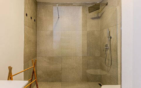 Casa Panoramica: Pavimentazione, Parete, Pavimento, Interior Design, Idraulico Fixture, Soffione Doccia, Bagno, Soffitto, Piastrella, Materiale Composito