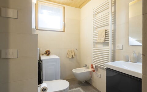 Crestun Design Duplex: Interior Design, Pavimentazione, Pavimento, Parete, Idraulico Fixture, Bagno, Legna, Lavello, Rubinetto, Camera