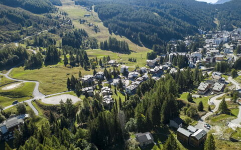 Crestun Design Duplex: Paesaggio, Casa, Casa, Catena Montuosa, Hill Station, Valle, Pendenza, Alpi, Larice, Villaggio
