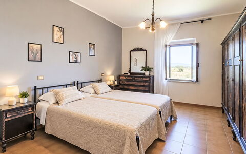 Le Fonti Terrazza: Mobilia, Letto, Camera Da Letto, Interior Design, Bedding, Soffitto, Pavimento, Lenzuolo, Telaio Del Letto, Camera