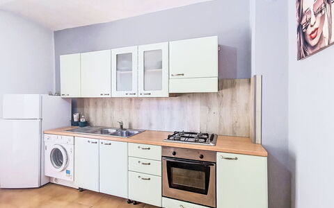 Le Fonti Terrazza: Apparecchio Major, Legna, Pavimentazione, Cucina, Elettrodomestico Da Cucina, Pavimento, Interior Design, Cabinetry, Mobilia, Camera
