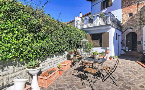 Le Fonti Terrazza: Parete, Vaso Di Fiori, Pianta Della Casa, Balcone, Shade, Cortile, Flagstone, Hacienda, Backyard