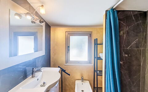 Le Fonti Terrazza: Pavimentazione, Idraulico Fixture, Parete, Interior Design, Bagno, Pavimento, Rubinetto, Lavello, Soffitto, Lavandino Del Bagno