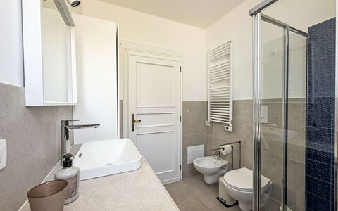 A Casa di Ara: Pavimentazione, Interior Design, Pavimento, Idraulico Fixture, Soffitto, Bagno, Camera, Lavello, Rubinetto, Illuminazione