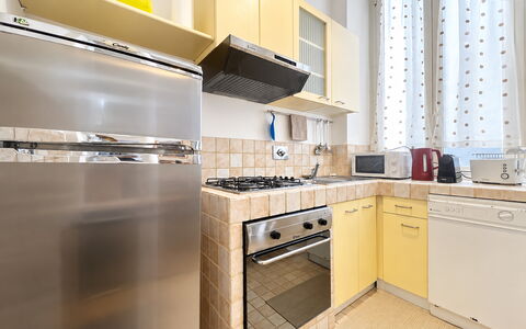 Appartamento Chiavari, Roma: Elettrodomestico Da Cucina, Cucina, Apparecchio Major, Controsoffitto, Pavimentazione, Cucina Stufa, Elettrodomestico, Legna, Pavimento, Cabinetry