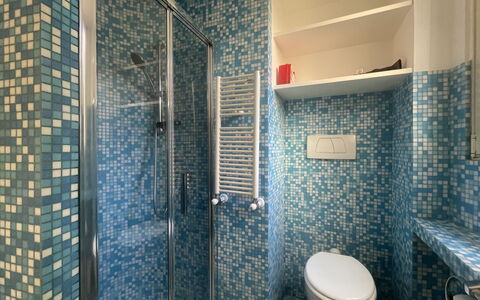 Appartamento Chiavari, Roma: Blu, Bagno, Idraulico Fixture, Pavimentazione, Parete, Interior Design, Pavimento, Lavandino Del Bagno, Piastrella, Gabinetto