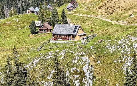 Schneehitzalmhütte: Mobilia, Interior Design, Pavimentazione, Soffitto, Pavimento, Sedia, Camera, Illuminazione, Tavolo, Cucina & Sala Da Pranzo Tavolo