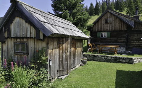 Schneehitzalmhütte: Mobilia, Interior Design, Pavimentazione, Soffitto, Pavimento, Sedia, Camera, Illuminazione, Tavolo, Cucina & Sala Da Pranzo Tavolo