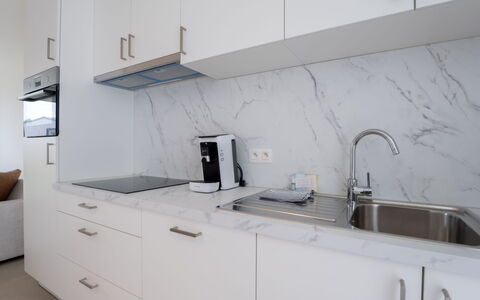 De Strandloper i with Parking & Airco: Mobilia, Interior Design, Pavimentazione, Soffitto, Pavimento, Sedia, Camera, Illuminazione, Tavolo, Cucina & Sala Da Pranzo Tavolo