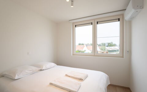 De Strandloper i with Parking & Airco: Mobilia, Interior Design, Pavimentazione, Soffitto, Pavimento, Sedia, Camera, Illuminazione, Tavolo, Cucina & Sala Da Pranzo Tavolo