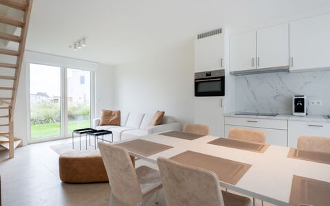 De Strandloper i with Parking & Airco: Mobilia, Interior Design, Pavimentazione, Soffitto, Pavimento, Sedia, Camera, Illuminazione, Tavolo, Cucina & Sala Da Pranzo Tavolo
