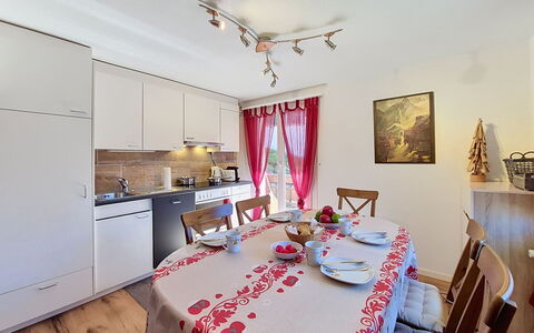 Grächen 54: Mobilia, Interior Design, Pavimentazione, Soffitto, Pavimento, Sedia, Camera, Illuminazione, Tavolo, Cucina & Sala Da Pranzo Tavolo