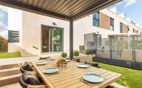 Adarce: Mobilia, Interior Design, Pavimentazione, Soffitto, Pavimento, Sedia, Camera, Illuminazione, Tavolo, Cucina & Sala Da Pranzo Tavolo