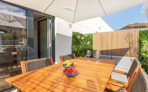 Adarce: Mobilia, Interior Design, Pavimentazione, Soffitto, Pavimento, Sedia, Camera, Illuminazione, Tavolo, Cucina & Sala Da Pranzo Tavolo