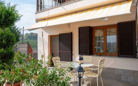 Nada: Mobilia, Interior Design, Pavimentazione, Soffitto, Pavimento, Sedia, Camera, Illuminazione, Tavolo, Cucina & Sala Da Pranzo Tavolo
