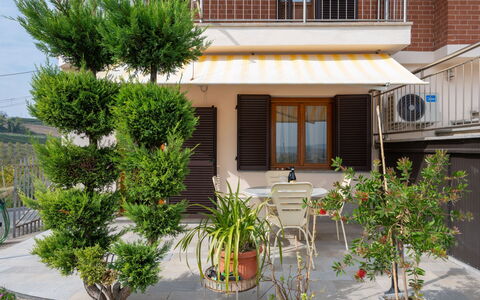 Nada: Mobilia, Interior Design, Pavimentazione, Soffitto, Pavimento, Sedia, Camera, Illuminazione, Tavolo, Cucina & Sala Da Pranzo Tavolo