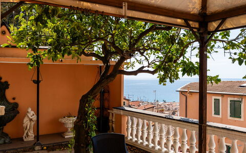 Sanremo Seaview: Mobilia, Interior Design, Pavimentazione, Soffitto, Pavimento, Sedia, Camera, Illuminazione, Tavolo, Cucina & Sala Da Pranzo Tavolo