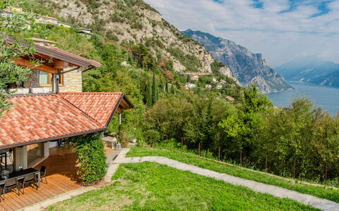 Marco: Mobilia, Interior Design, Pavimentazione, Soffitto, Pavimento, Sedia, Camera, Illuminazione, Tavolo, Cucina & Sala Da Pranzo Tavolo