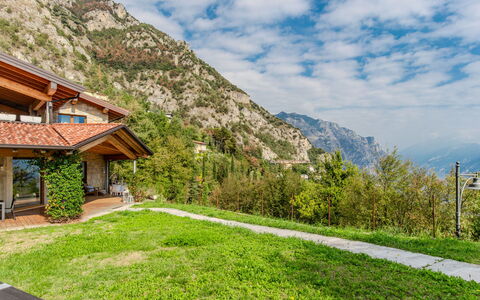 Marco: Mobilia, Interior Design, Pavimentazione, Soffitto, Pavimento, Sedia, Camera, Illuminazione, Tavolo, Cucina & Sala Da Pranzo Tavolo