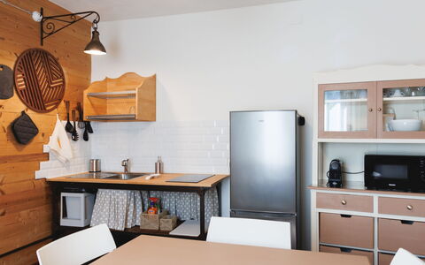 Lagomonti Apartments: Pavimentazione, Camera Da Letto, Bedding, Letto, Telaio Del Letto, Biancheria, Lenzuolo, Latifoglie, Materasso, Pavimento In Legno
