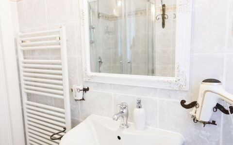 Lagomonti Apartments: Pavimentazione, Camera Da Letto, Bedding, Letto, Telaio Del Letto, Biancheria, Lenzuolo, Latifoglie, Materasso, Pavimento In Legno