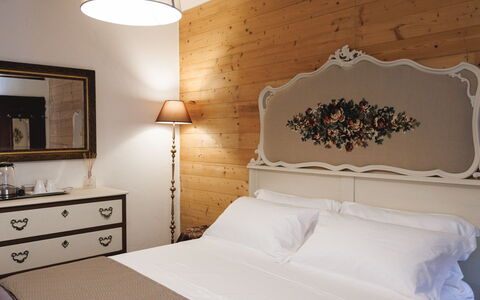 Lagomonti Apartments: Pavimentazione, Camera Da Letto, Bedding, Letto, Telaio Del Letto, Biancheria, Lenzuolo, Latifoglie, Materasso, Pavimento In Legno