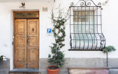 Lagomonti Apartments: Pavimentazione, Camera Da Letto, Bedding, Letto, Telaio Del Letto, Biancheria, Lenzuolo, Latifoglie, Materasso, Pavimento In Legno