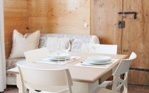 Lagomonti Apartments: Pavimentazione, Camera Da Letto, Bedding, Letto, Telaio Del Letto, Biancheria, Lenzuolo, Latifoglie, Materasso, Pavimento In Legno