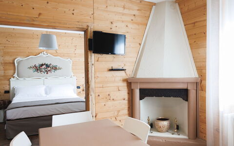 Lagomonti Apartments: Pavimentazione, Camera Da Letto, Bedding, Letto, Telaio Del Letto, Biancheria, Lenzuolo, Latifoglie, Materasso, Pavimento In Legno