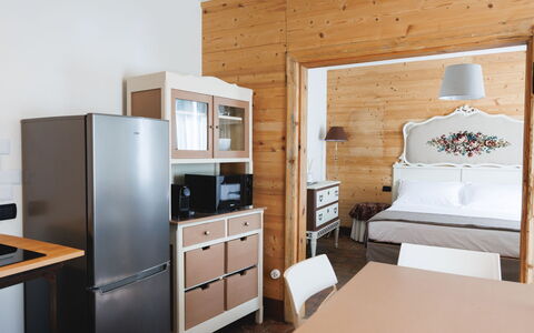 Lagomonti Apartments: Pavimentazione, Camera Da Letto, Bedding, Letto, Telaio Del Letto, Biancheria, Lenzuolo, Latifoglie, Materasso, Pavimento In Legno