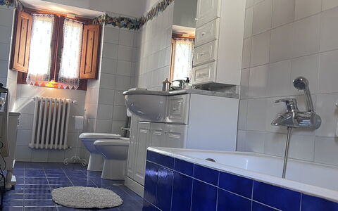 Villa Il Parco: Idraulico Fixture, Bagno, Pavimentazione, Interior Design, Lavello, Pavimento, Rubinetto, Piastrella, Lavandino Del Bagno, Idraulico