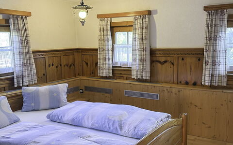 Schwaighof: Pavimentazione, Camera Da Letto, Bedding, Letto, Telaio Del Letto, Biancheria, Lenzuolo, Latifoglie, Materasso, Pavimento In Legno
